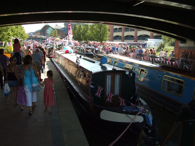 Crowds on the Towpath